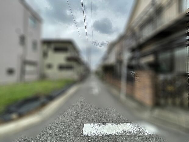 穏やかな住宅街に溶り込む、静けさと安心感が漂う暮らしの風景。