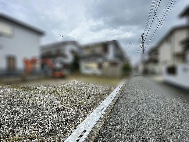 周囲の街並みと調和しながら穏やかな時間が流れる落ち着いた空間