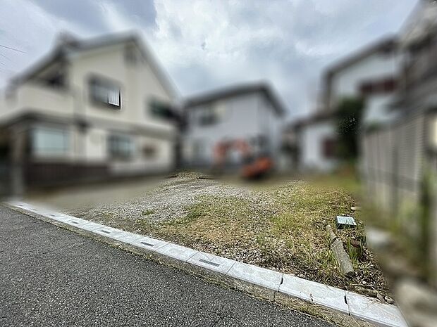 周囲の落ち着いた街並みに溶け込む、ゆとりある敷地が心地よい時間を予感させます。