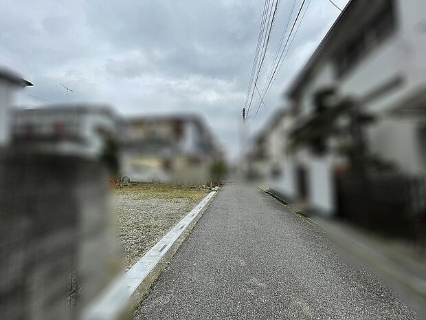 静かな住宅街に佇む、穏やかな日常を包み込むような落ち着いた雰囲気が漂う周辺環境です。