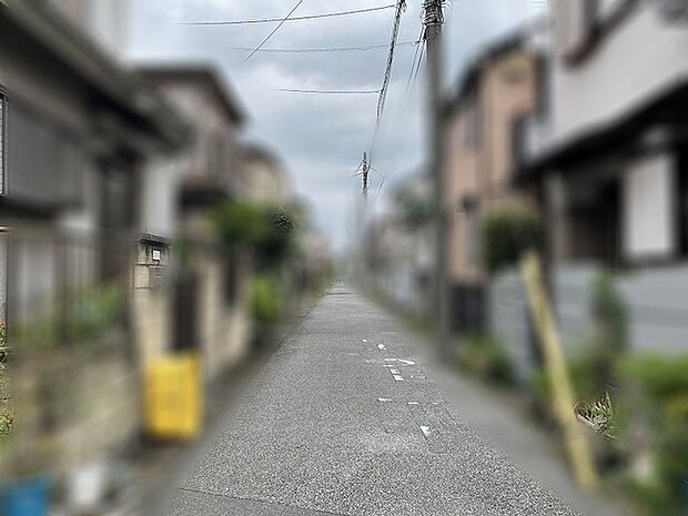 閑静な住宅街に佇む、穏やかな日常が流れる落ち着いた雰囲気を纏うアプローチ。
