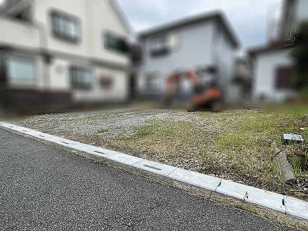 周囲の街並みと穏やかに調和する、開放感あふれる更地空間です。