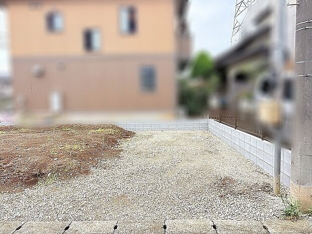 周囲の穏やかな環境に溶け込む、ゆとりある敷地が広がる空間です。