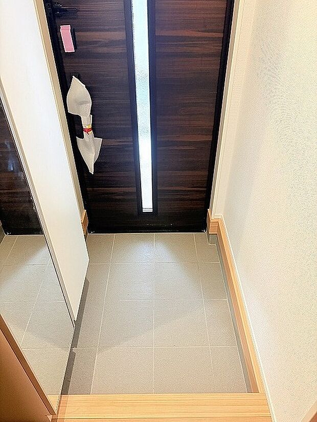 落ち着いた色合いの建具が印象的な、心地よい暮らしの始まりを予感させる空間です。