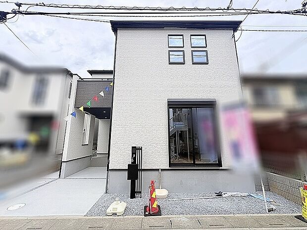 洗練された外観デザインが街並みに調和する落ち着いた佇まいの住まい
