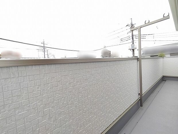 爽やかな風が通り抜ける開放的な屋外空間で心地よい時間を過ごせます