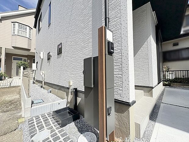 すっきりと整えられた外構まわりが、毎日の心地よい暮らしの始まりを静かに迎えてくれます。