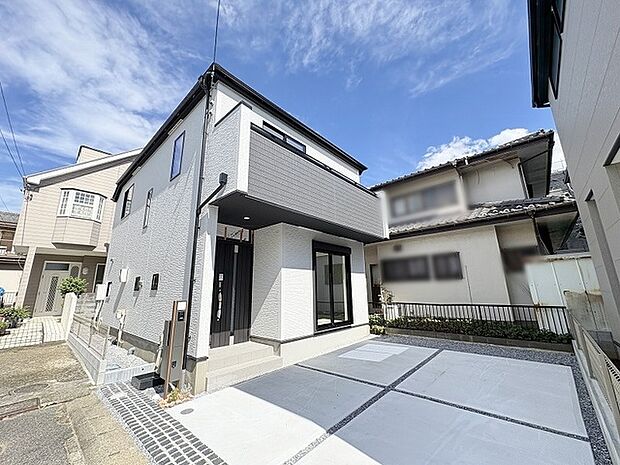 青空の下に佇む洗練された外観が、心地よい日常の始まりを予感させます。