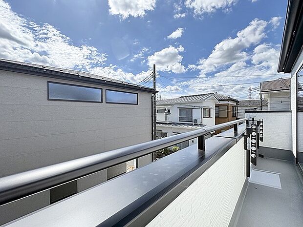どこまでも広がる青空と豊かな開放感が心地よい、穏やかな風を感じられるプライベート空間