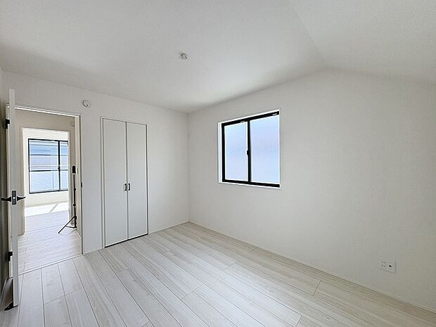 白を基調としたシンプルな空間が心地よい落ち着きのある佇まいです