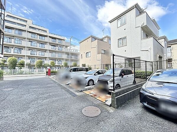 青空が広がる開放的なロケーションに整えられた心地よい空間が広がります。