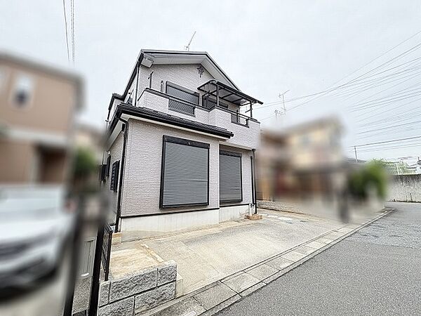 街並みに調和する落ち着いた色合いの外観が、穏やかな日常の始まりを感じさせます。