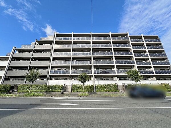 青空に映える洗練された佇まいが、穏やかで上質な日常の訪れを感じさせる外観。