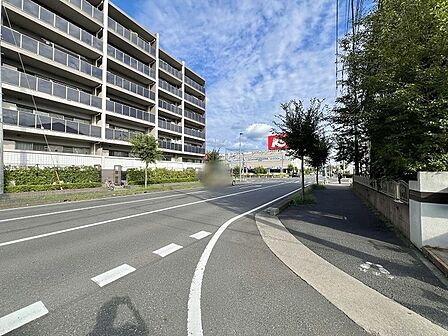 整えられた街並みと開放感のある道路に面した、心地よい日常が広がるロケーション