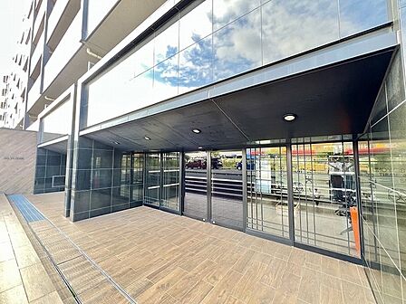 洗練されたガラス張りのファサードが訪れる人を心地よく迎えるエントランス。