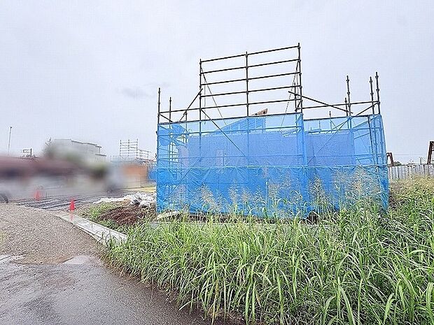 完成へ向けて形作られていく新しい空間が、これから始まる穏やかな暮らしへの期待感をそっと高めてくれます。
