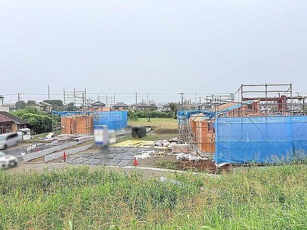 新しい暮らしへの期待が高まる、穏やかな空気に包まれた開放的な敷地風景です。