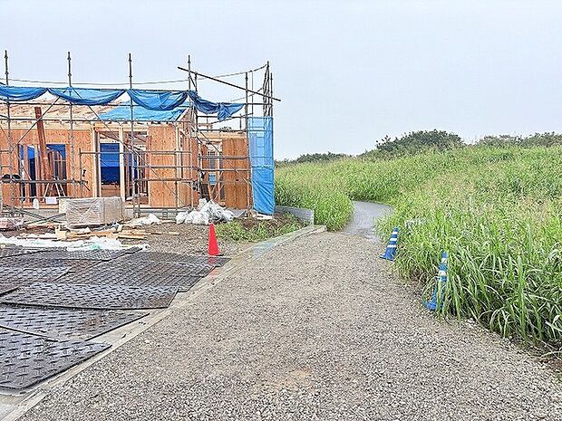 緑豊かな自然に囲まれ、新しい暮らしの形が少しずつカタチになっていく穏やかな現地風景