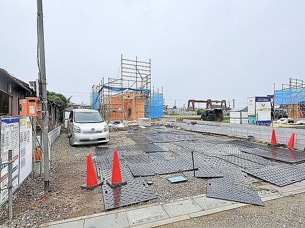 新しい暮らしの始まりへ向けて整えられていく開放感のある敷地風景