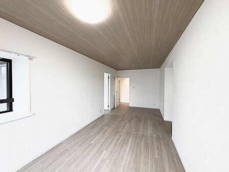 木目の天井がアクセントとなり、心穏やかに過ごせる落ち着いたプライベート空間。