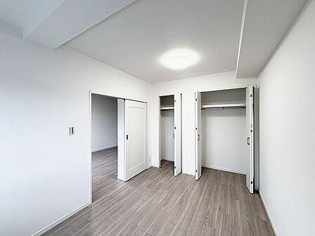すっきりと整えられた白を基調とする空間が穏やかな心地よさを醸し出す室内です。