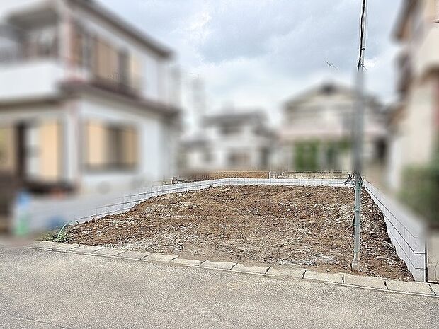 周囲に閑静な住宅街が広がり、新しい暮らしの構想が心地よく膨らむ開放的な敷地です。