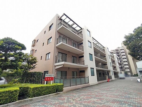 落ち着いた色合いの外観と豊かな植栽が調和する、穏やかな佇まいが魅力の住まいです。
