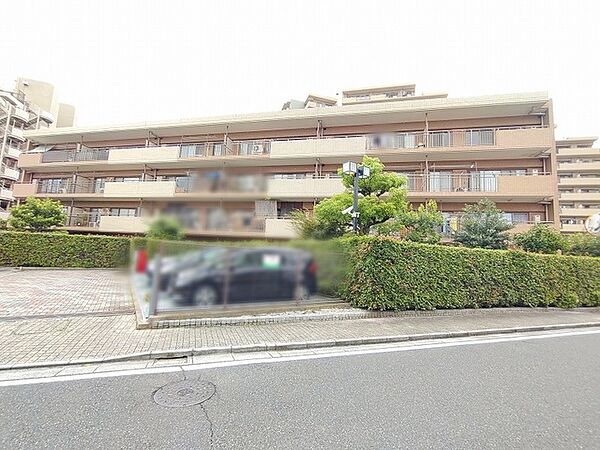 緑豊かな植栽と整えられた外観が落ち着いた街並みに溶け込む佇まい