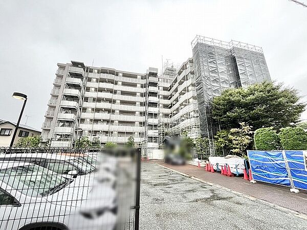 街並みに溶け込む落ち着いた佇まいは、心地よい日常の始まりを予感させます