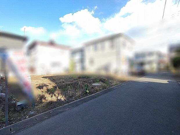 青空が広がり心地よい風を感じられる開放的な敷地です