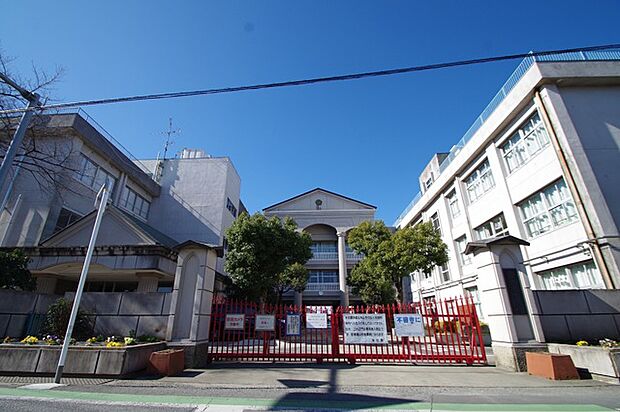 越谷市立大袋小学校(70m)