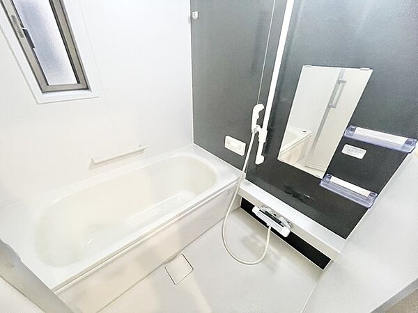 モノトーンのコントラストが引き立つ、静寂と清潔感に満ちた心地よい空間。