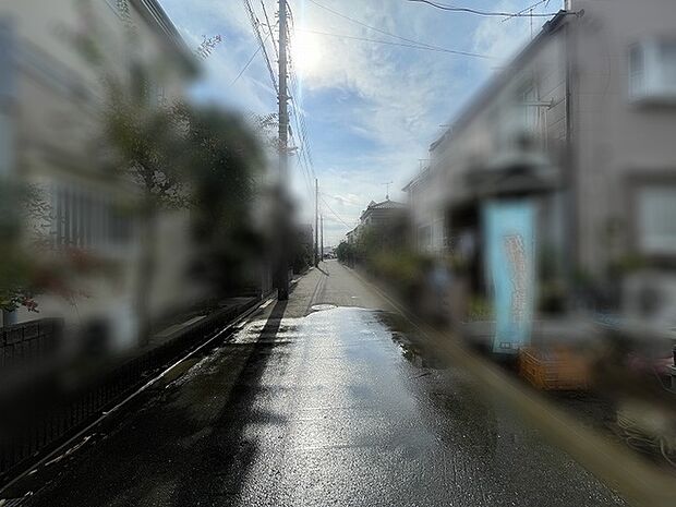 青空が広がり穏やかな時間が流れる落ち着いた住宅街の風景