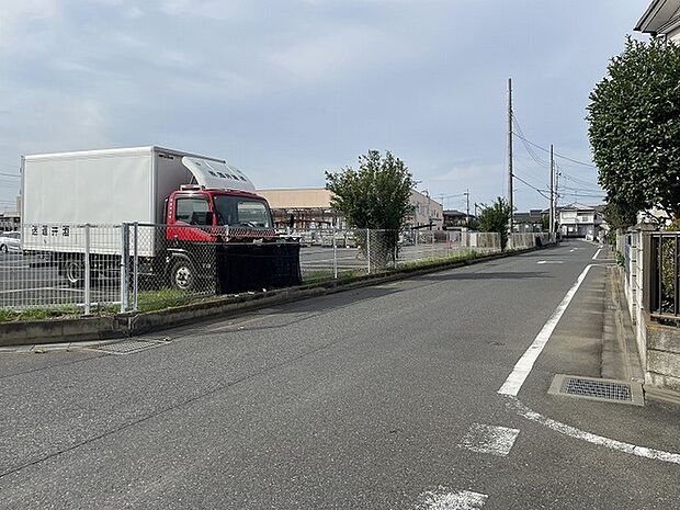 すっきりと見通しが良く落ち着いた雰囲気が漂う周辺の道路環境です。