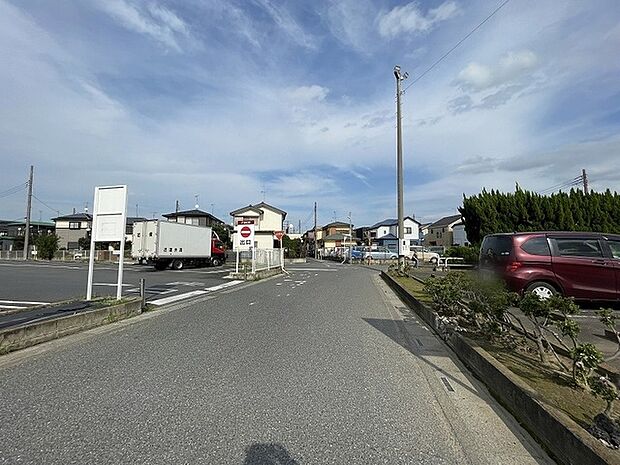 青空が広がり心地よい風が通り抜ける開放感あふれる周辺環境
