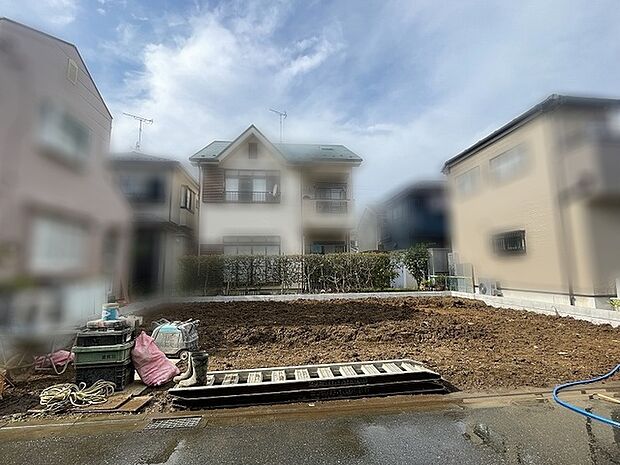 落ち着いた住宅街に囲まれた、これから新しい時間が始まる広々とした更地。