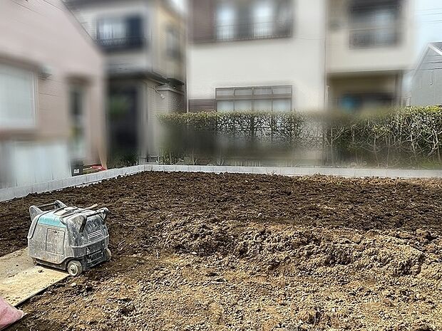 開放的な空間が広がり、自分好みの使い方ができる自由度の高い更地です。