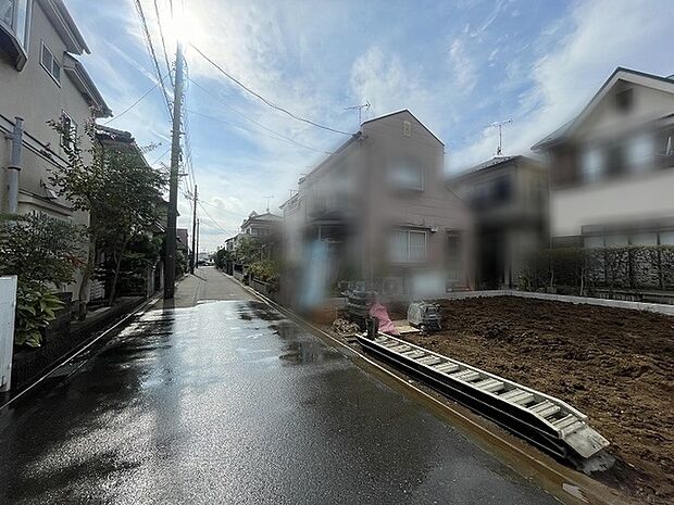 穏やかな空気が流れる落ち着いた街並みに佇み日々の暮らしを心地よく包み込む穏やかなロケーション