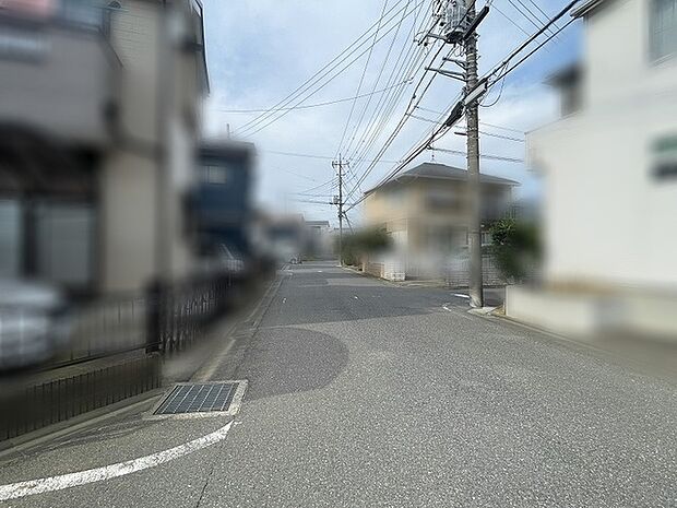 穏やかな時間が流れる落ち着いた住環境とゆとりある前面道路が魅力です。