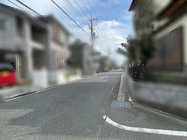 落ち着いた住宅街に佇む、日々の暮らしに安らぎを与えてくれる穏やかな環境が広がっています。