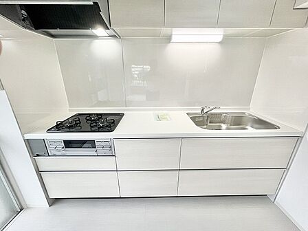 余計な装飾を削ぎ落としたシンプルなデザインが美しく、日々の作業を心地よく彩る洗練された空間です。
