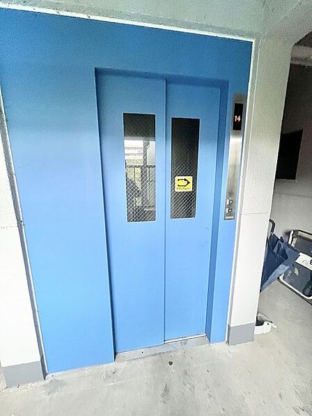 鮮やかなブルーがアクセントとなる、清潔感と個性を感じさせる共用スペース。