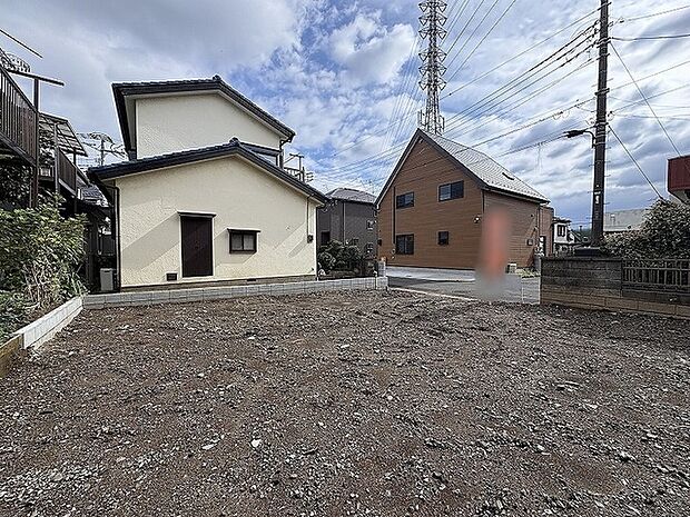 周辺環境の落ち着いた雰囲気に包まれた、ゆとりある敷地が心地よい時間を演出します。