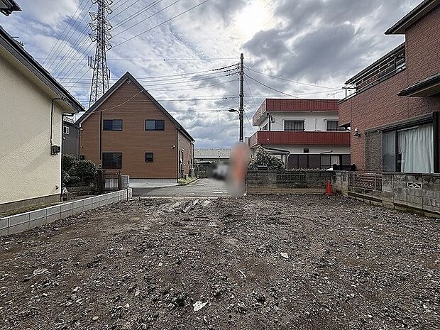 周囲の建物と穏やかに調和する落ち着いた住環境に広がる敷地です