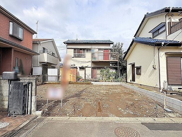 周辺の街並みが優しく溶け込む、落ち着いた空気が漂う敷地です