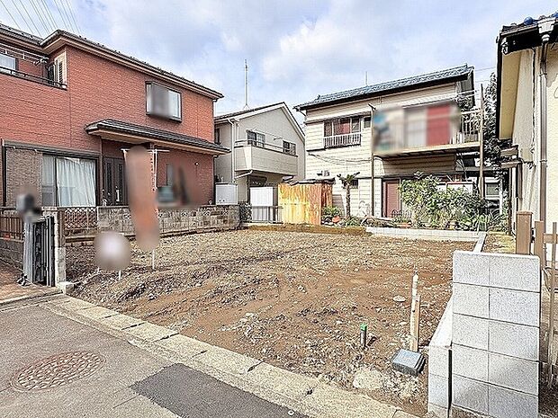 周囲の建物と穏やかに調和する、開放的な空気が広がる敷地です。