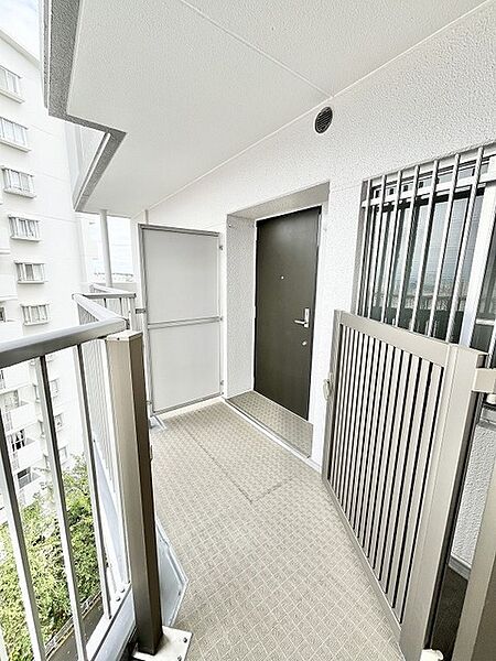 洗練されたグレーのトーンで統一された落ち着きのあるアプローチ空間