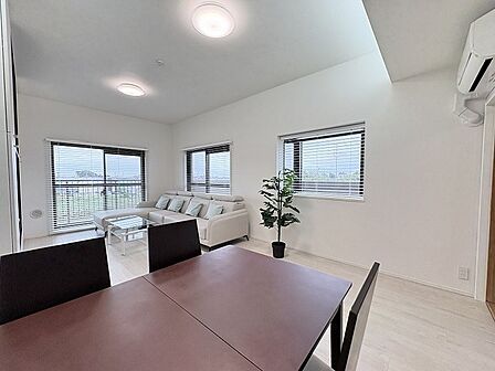 複数の窓がもたらす開放感と、白を基調としたすっきりと心地よい空間が広がります。
