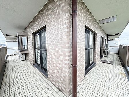 落ち着いた色合いの外壁に囲まれた、ゆとりある開放的な屋外スペースが広がります。