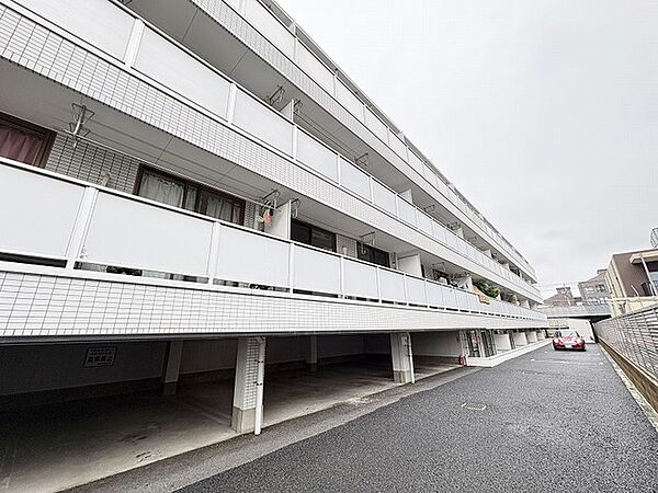 すっきりと整えられた佇まいが日常に心地よい落ち着きをもたらす建物外観です